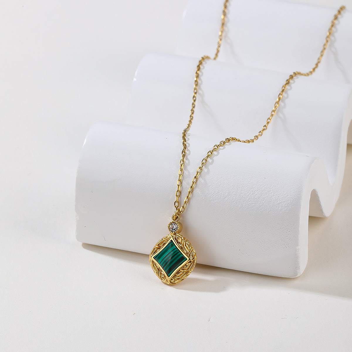 2026 Minimalist Stainless Steel Jewelry Set Aligning with current fashion trends in accessories and attracting young consumer