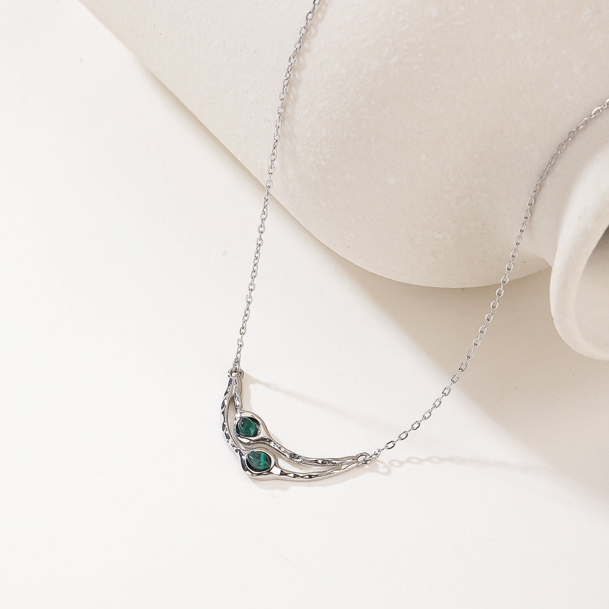 Gold Knot Pendant Necklace for Women Gold Statement Geometric Necklace Dainty Link Choker Necklace Trendy Jewelry Accessories